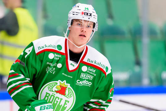 Rögles  Jakob Bondesson  innan ishockeymatchen i SHL