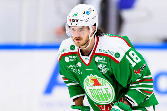 Rögles  Dennis Everberg innan ishockeymatchen i SHL mellan