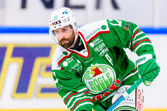 Rögles  Taylor Matson innan ishockeymatchen i SHL mellan