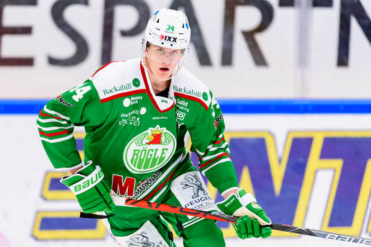 Rögles  Adam Edström  innan ishockeymatchen i SHL mellan