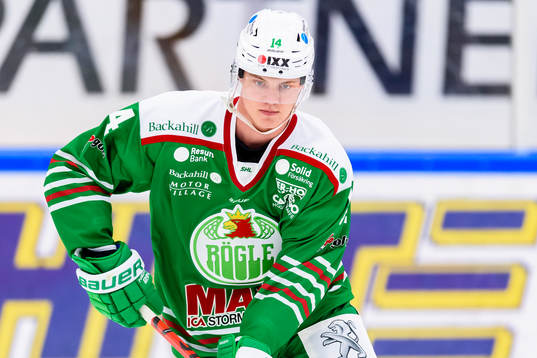 Rögles  Jakob Bondesson innan ishockeymatchen i SHL mellan
