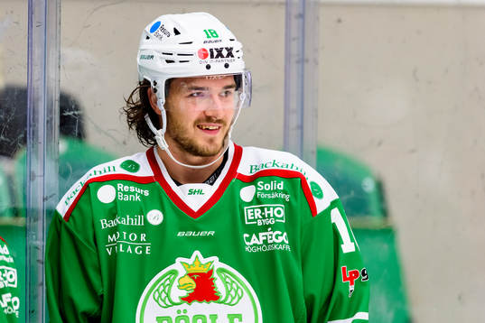 Rögles  Dennis Everberg  innan ishockeymatchen i SHL