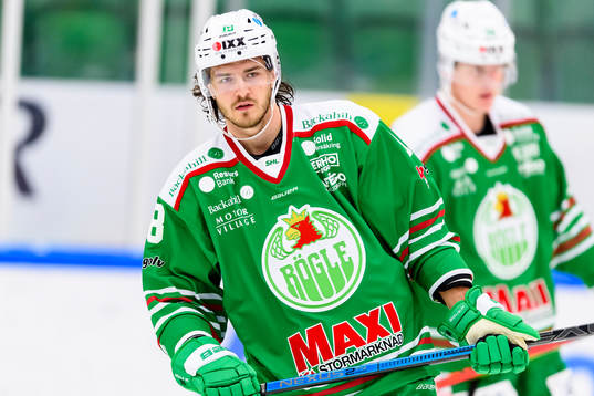 Rögles  Dennis Everberg  innan ishockeymatchen i SHL