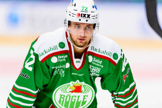 Rögles  Daniel Zaar innan  ishockeymatchen i SHL mellan
