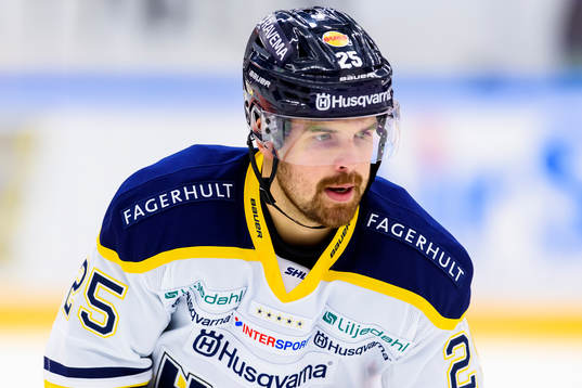 s Axel Holmström  innan ishockeymatchen i SHL mellan