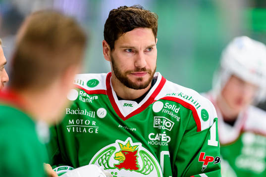 Rögles  Mattias Sjögren innan  ishockeymatchen i SHL