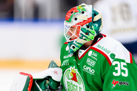 Rögles målvakt Roman Will innan ishockeymatchen i SHL