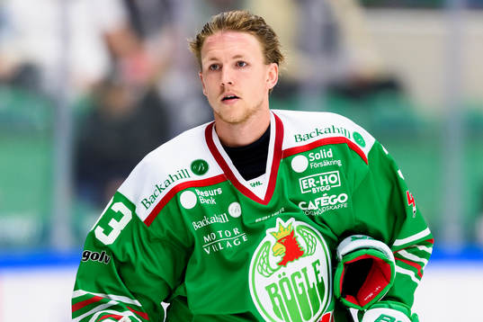 Rögles  Niklas Hansson  innan ishockeymatchen i SHL mellan