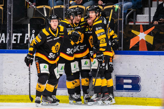 Skellefteå Niclas Burström jublar med lagkamrater