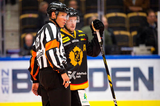 Skellefteås Jonathan Pudas pratar med domare Tobias Björk