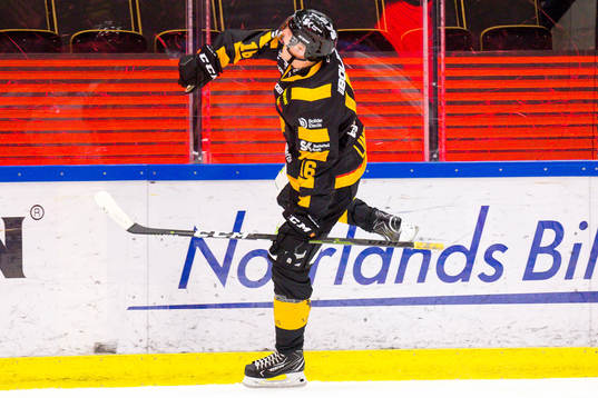 Skellefteås Linus Lindström  jublar