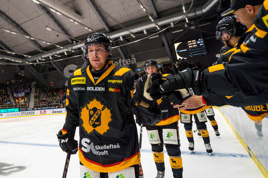 Skellefteås Niclas Burström jublar