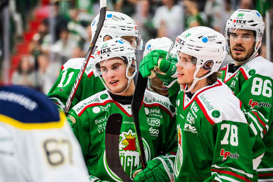 Rögles Nils Höglander jublar med lagkamrater