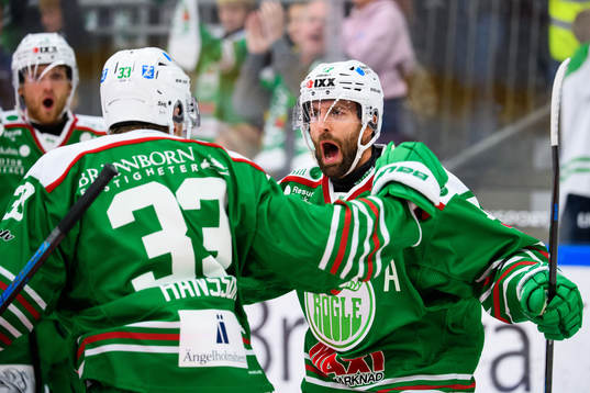 Rögles Taylor Matson jublar med Niklas Hansson