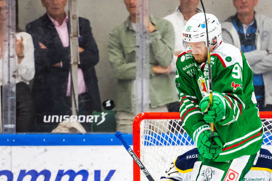 Rögles Ted Brithén träffas av en puck i ansiktet