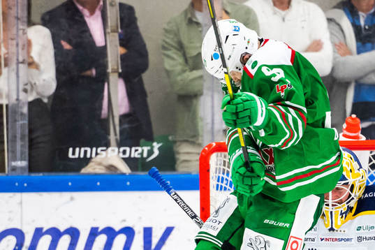 Rögles Ted Brithén träffas av en puck i ansiktet