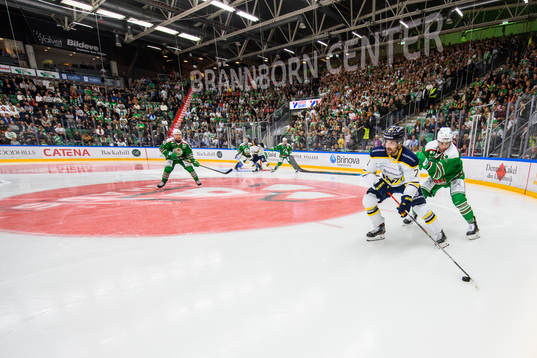s Linus Fröberg och Rögles Kodie Curran  ishockeymatchen