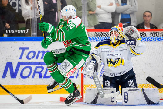 Rögles Ted Brithén träffas av en puck i ansiktet och