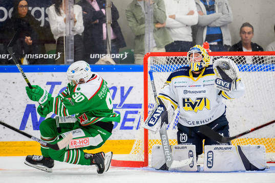 Rögles Ted Brithén träffas av en puck i ansiktet och