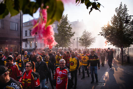 Luleås supportrar marscherar mot Coop Norrbotten arena