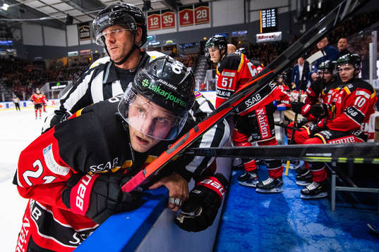 Luleås Juhani Tyrväinen och linjedomare Jan Sandström