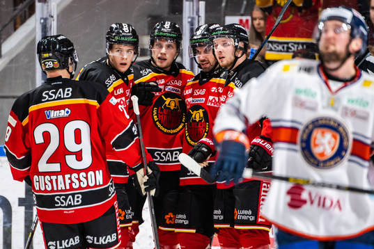 Luleås Petter Emanuelsson jublar med lagkamrater