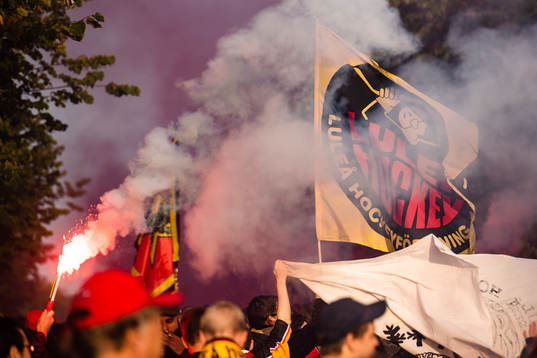 Luleås supportrar marscherar mot arenan