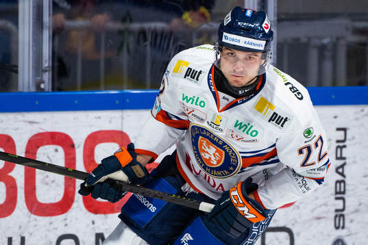 Växjös Jacob Forsbacka-Karlsson införr ishockeymatchen i
