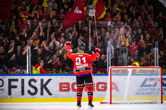Luleås Juhani Tyrväinen tackar supportrarna