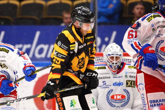 Skellefteås Oscar Möller blir träffad av pucken