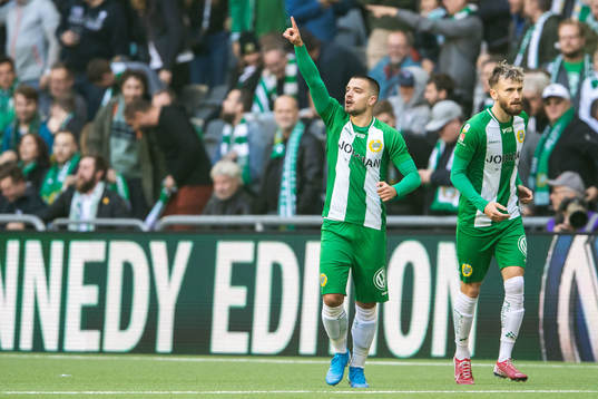 Hammarbys Vladimir Rodic jublar med Simon Sandberg