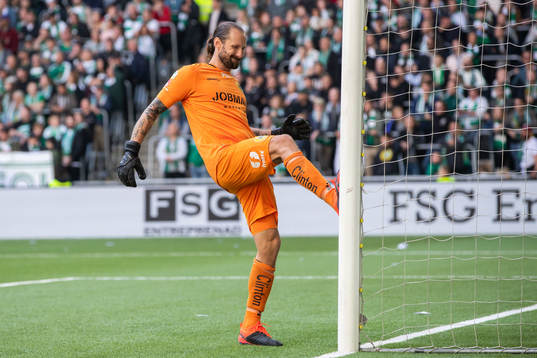 Hammarbys målvakt Johan Wiland reagerar
