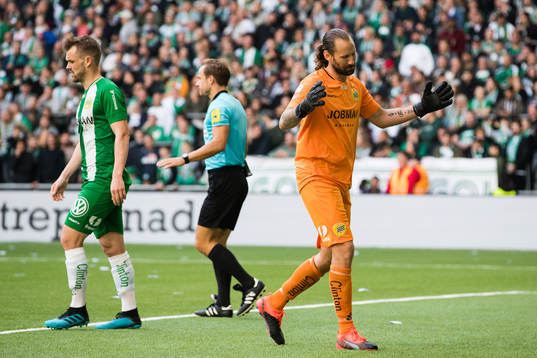 Hammarbys Mads Fenger Nielsen och målvakt Johan Wiland
