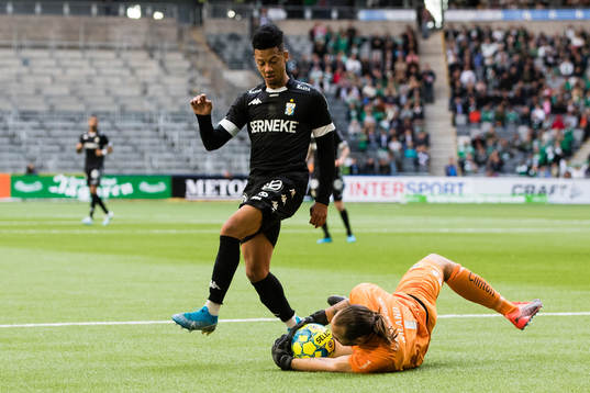 IFK Göteborgs Tobias Sana och Hammarbys målvakt Johan