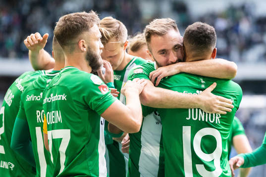 Hammarbys Muamer Tankovic jublar med lagkamrater