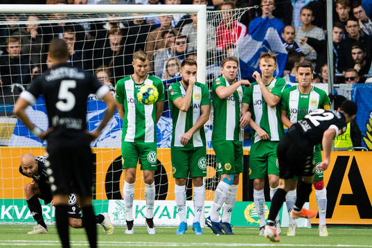 IFK Göteborgs Giorgi Kharaishvili splår en frispark mot
