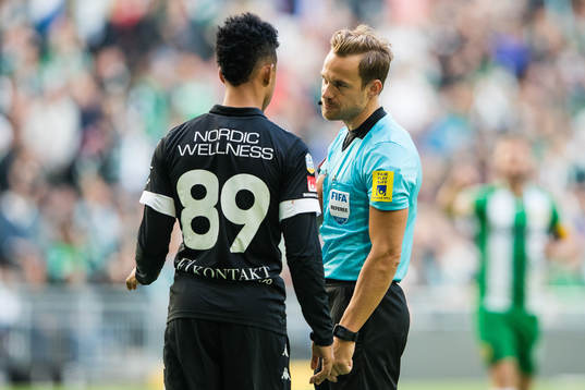 IFK Göteborgs Tobias Sana talar med domare Kristoffer