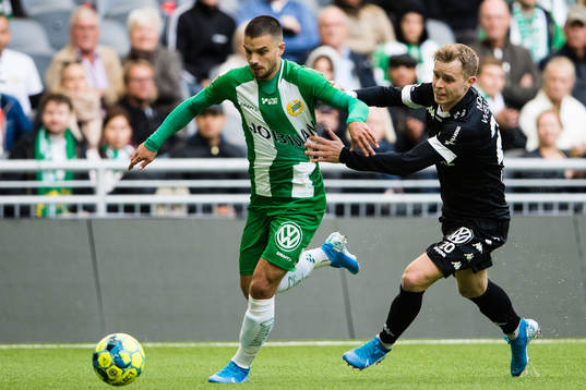 Hammarbys Vladimir Rodic jagas av IFK Göteborgs Victor