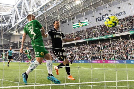 Hammarbys Mads Fenger Nielsen ser hur IFK Göteborgs Giorgi
