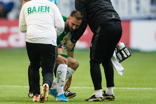 Hammarbys Muamer Tankovic hjälps upp på fötter