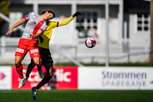 Kjell Rune Sellin of Strømmen and Damion Lowe of Start