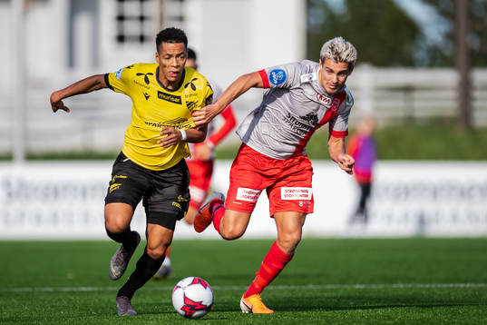 Kevin Kabran of Start and Mathias Blørud of Strømmen