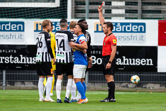 Landskronas Patrick Nwadike får rött kort av domare Jovan