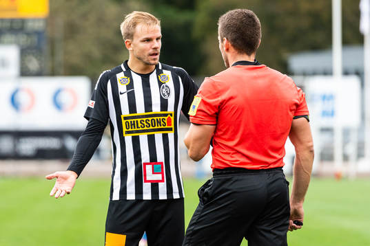Landskronas Jonathan Asp i samtal med domare Jovan