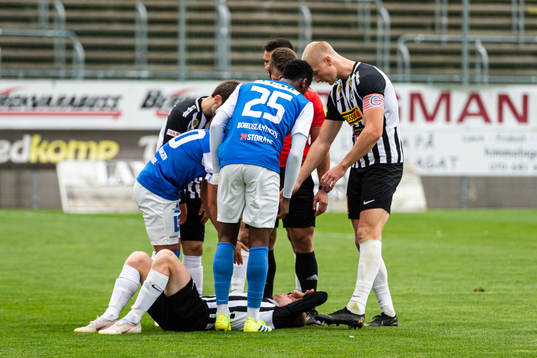 Landskronas Jonathan Asp har ont och ses om av lagkamrater