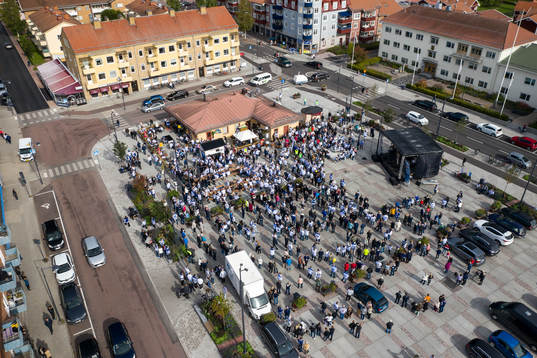 Leksands fansen samlas på torget i Leksand innan