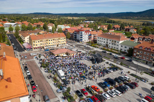 Leksands fansen samlas på torget i Leksand innan