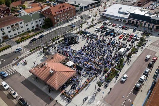 Leksands fansen samlas på torget i Leksand innan