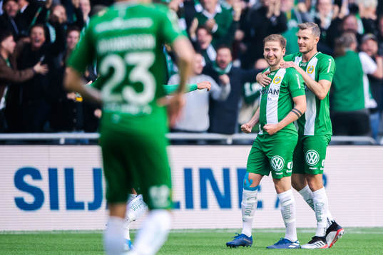 Hammarbys Darijan Bojanic jublar med lagkamrater