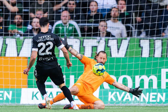 Hammarbys målvakt Johan Wiland räddar från ett friläge